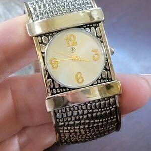 Vintage Gold Tone Quartz Watch Textured Metal Bangle Cuff Bracelet Design Chic